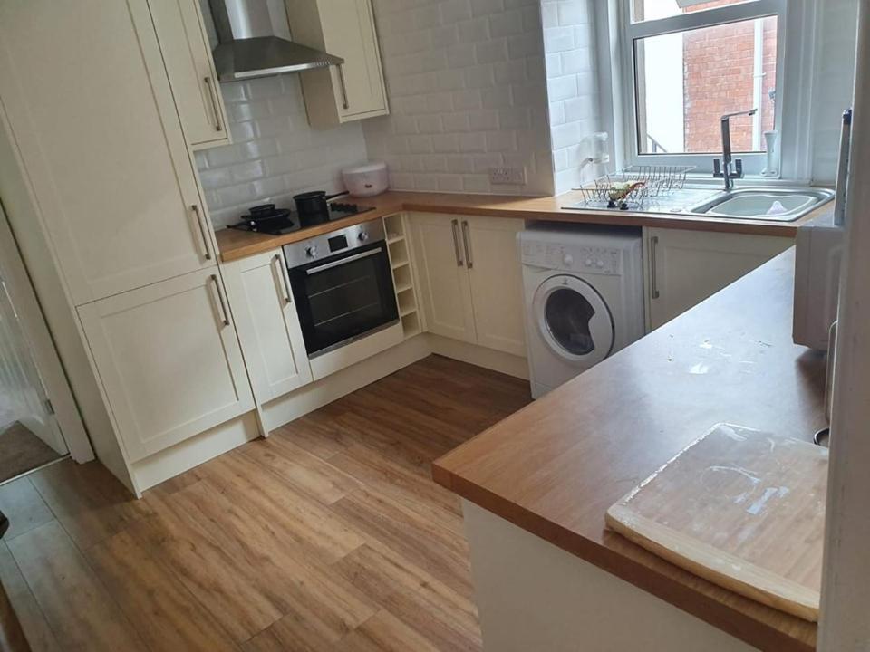 Large First Floor Balcony Flat Next To Beach Leilighet Weston-super-Mare Eksteriør bilde